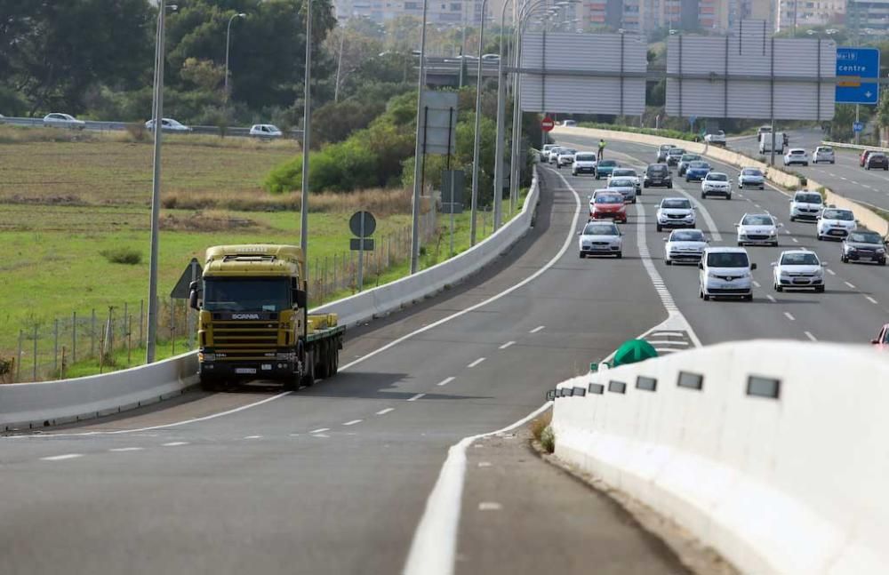 La caída de la viga de un camión causa un socavón y grandes retenciones