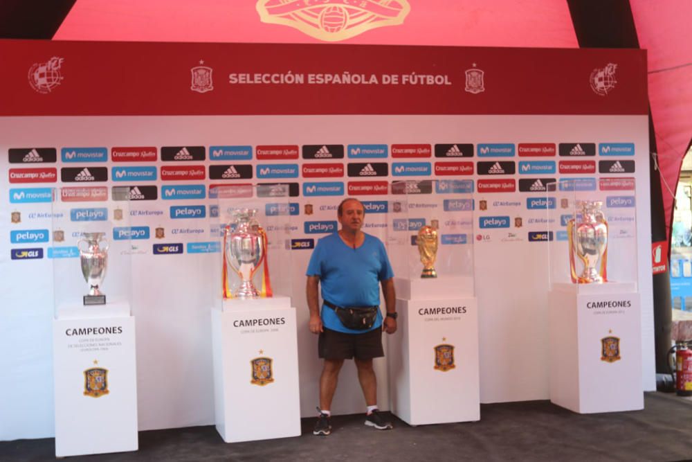 Cientos de aficionados hacen cola durante todo el jueves para fotografiarse con los trofeos de La Roja