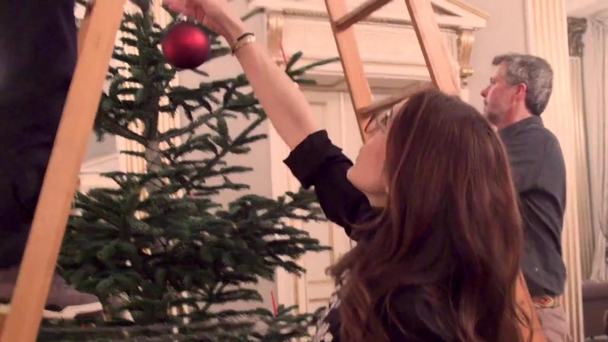 Federico y Mary de Dinamarca reaparecen juntos montando el árbol de Navidad