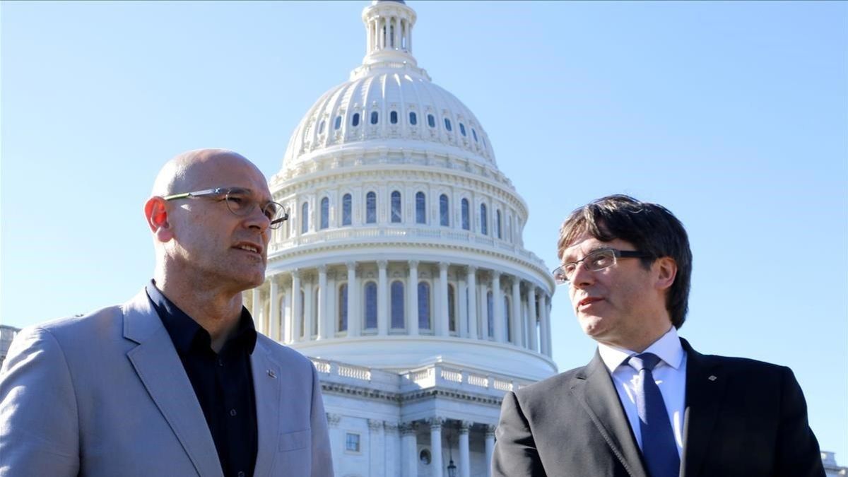 Raül Romeva y Carles Puigdemont, en marzo del 2017, ante el Capitolio de EEUU.