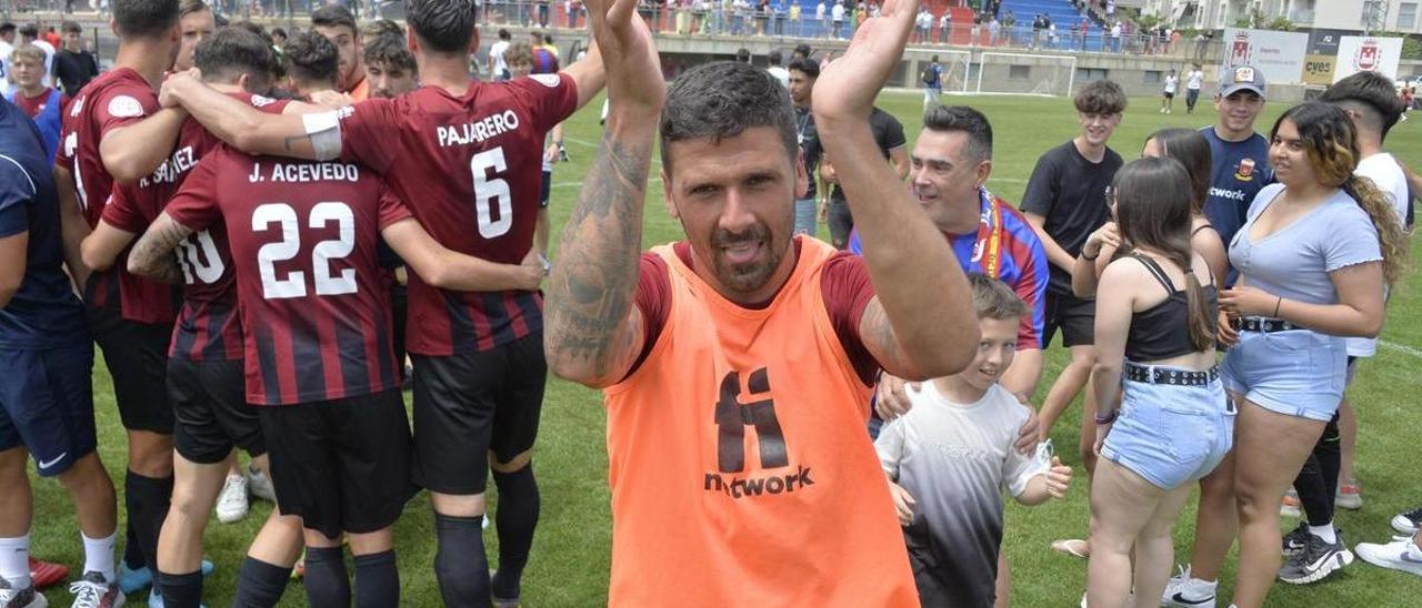 Los jugadores del Eldense celebran la clasificación para el play-off al final del partido del pasado domingo