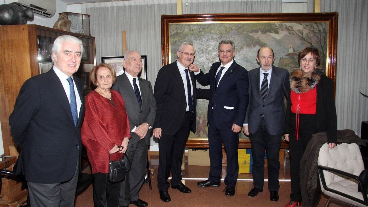 Por la izquierda, Gustavo Suárez Pertierra, Paz Fernández Felgueroso, Francisco Rodríguez, Antonio Trevín, Valentín Martínez-Otero, Alfredo Pérez Rubalcaba y Begoña Serrano, en el Centro Asturiano de Madrid en 2018, cuando el expresidente recibió la Manzana de Oro de la institución.