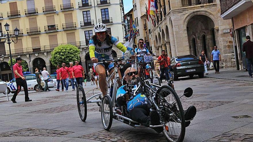 Peregrinos a su paso por la Plaza Mayor de Zamora.