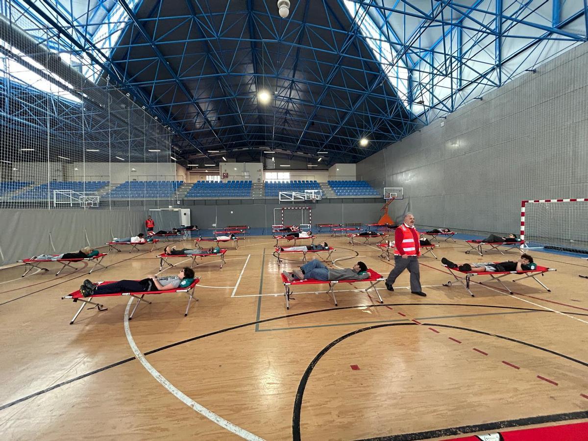 EN IMÁGENES: Simulacro de instalación de un albergue de emergencias con jóvenes de Pola de Siero