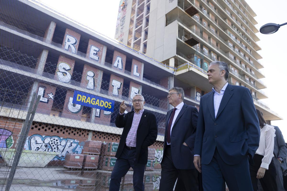 Joan Ribó, Ximo Puig, y Héctor Illueca visitan el edificio de Sociópolis.