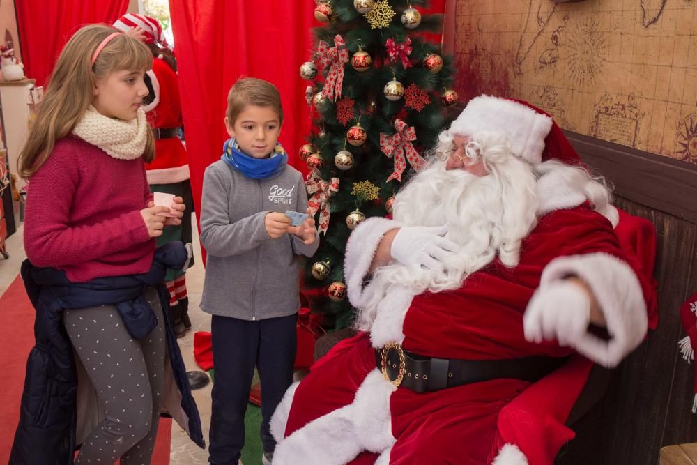 Gran afluencia de público en la inauguración de la casa de Santa Claus