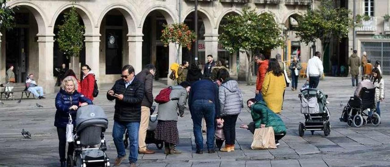 Familias en la Praza da Ferrería de Pontevedra. // Gustavo Santos