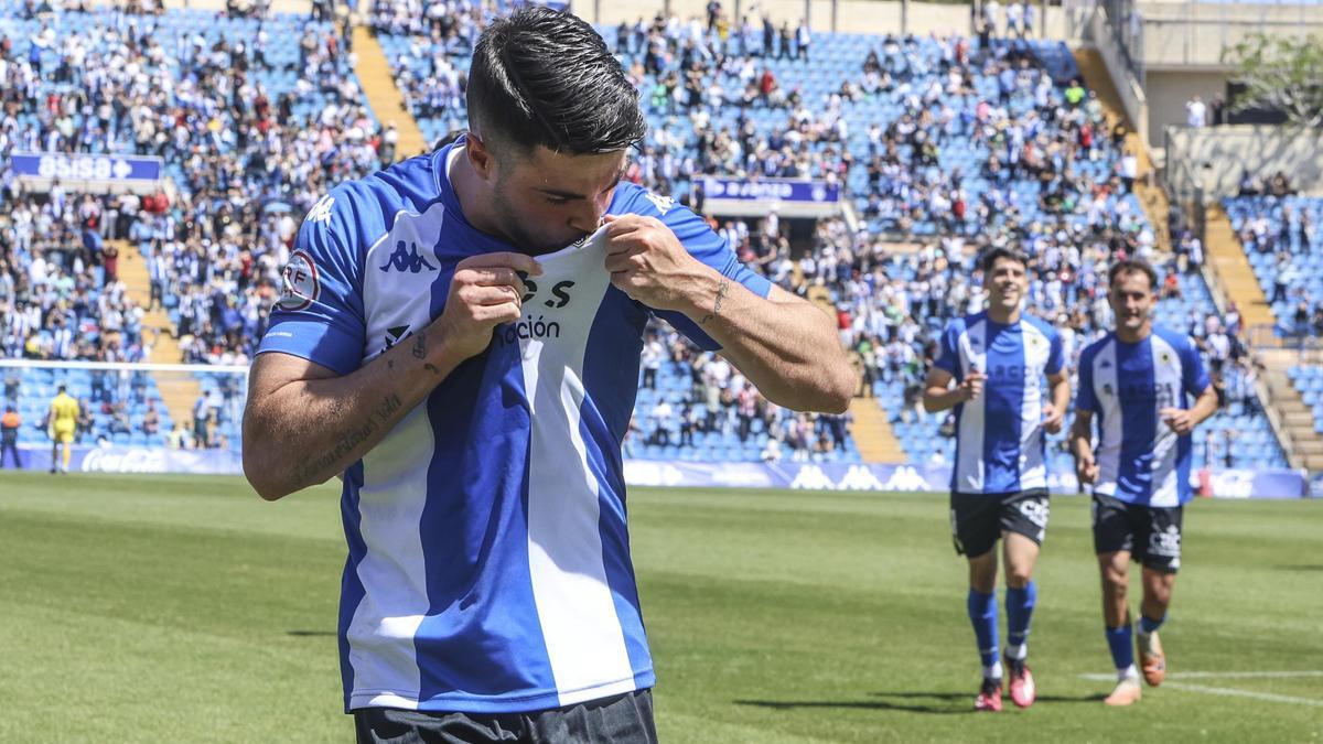 Alvarito Hernáiz besa el escudo del Hércules después de marcar de falta directa el 3-0 a la Peña Deportiva el domingo pasado en el José Rico Pérez.