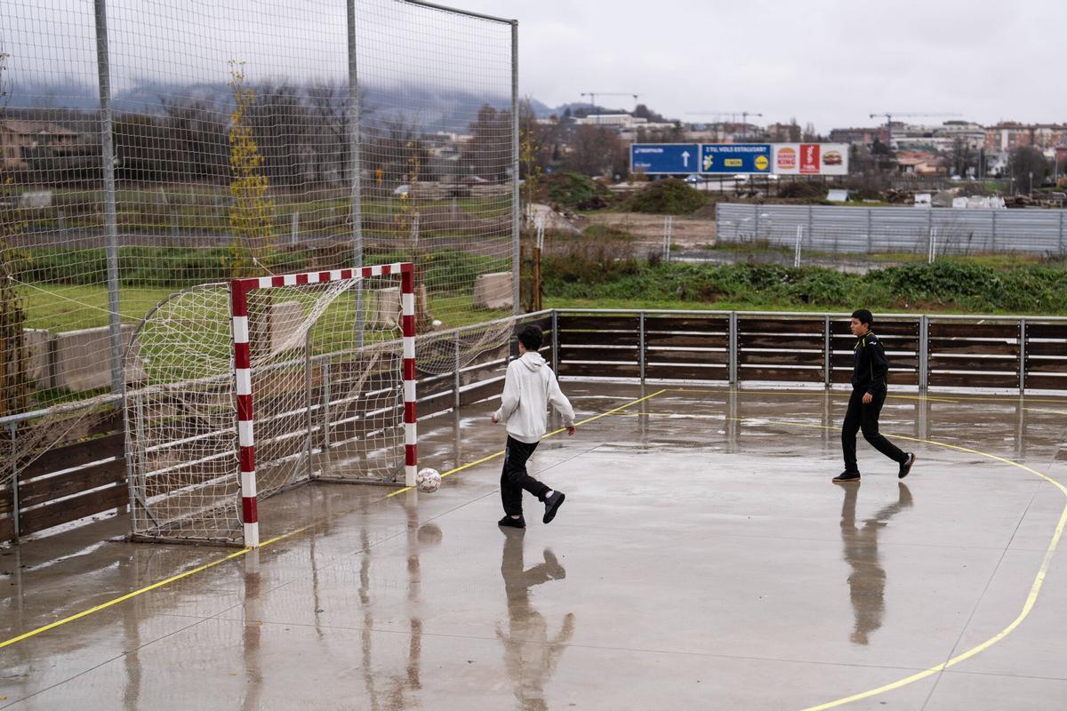 Vic, 22/12/2025. Política. Ambiente en la ciudad de Vic, con escenas cotidianas en distintos barrios que reflejan la segregación social existente en la ciudad. Foto: Zowy Voeten / El Periódico