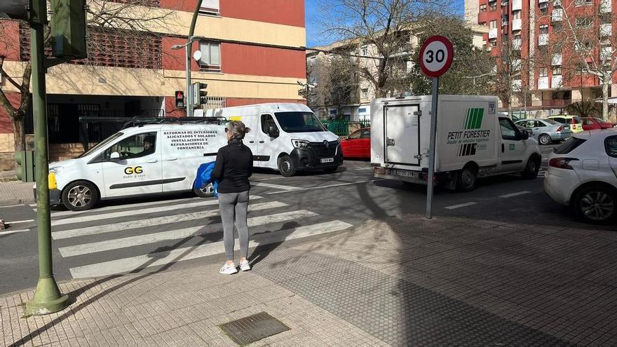 Un motorista de 21 años es trasladado al hospital tras un accidente de tráfico en la avenida de la Bondad de Cáceres