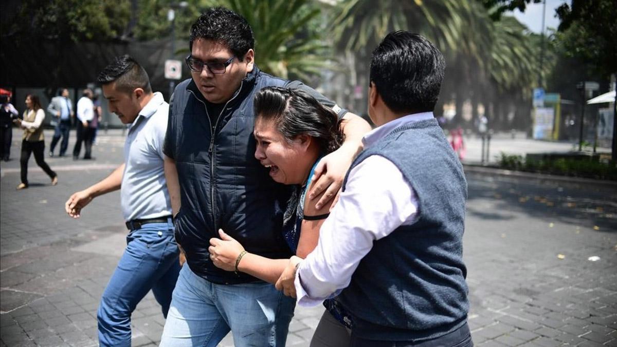 Los ciudadanos aterrorizados por el terremoto de 7,4 grados en México, ocuparon las calles.