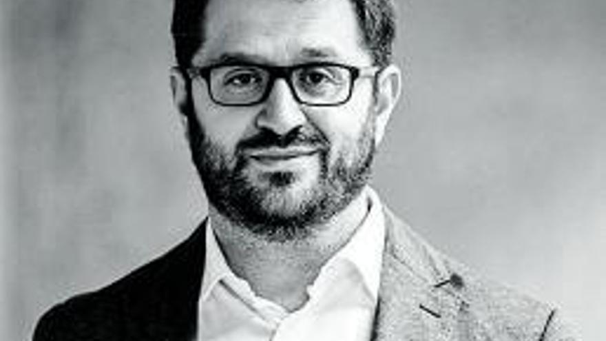 Fabiano Massimi investiga, a través de la novela negra, los misterios que rodearon el incendio del Reichstag en 1933.