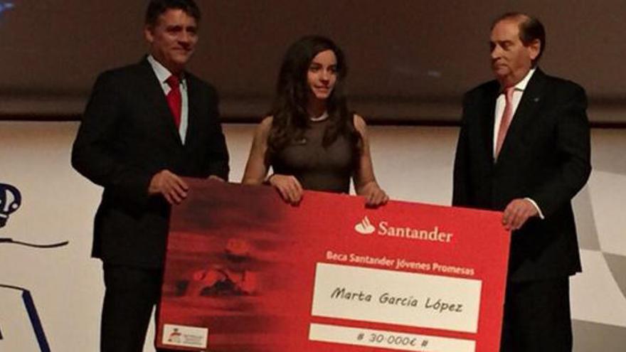 Marta García recibe la Beca Santander
