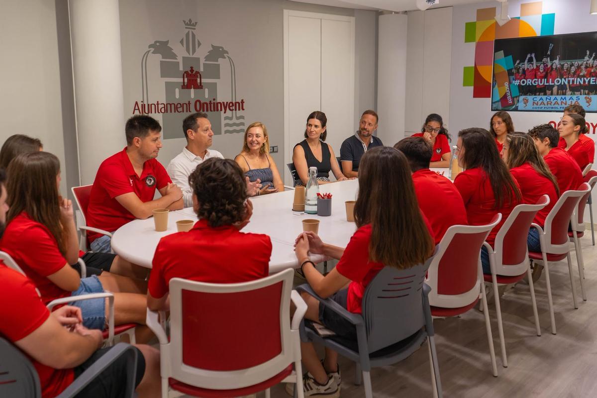 Un instante de la recepción a las subcampeonas del COTIF en el Ayuntamiento de Ontinyent.
