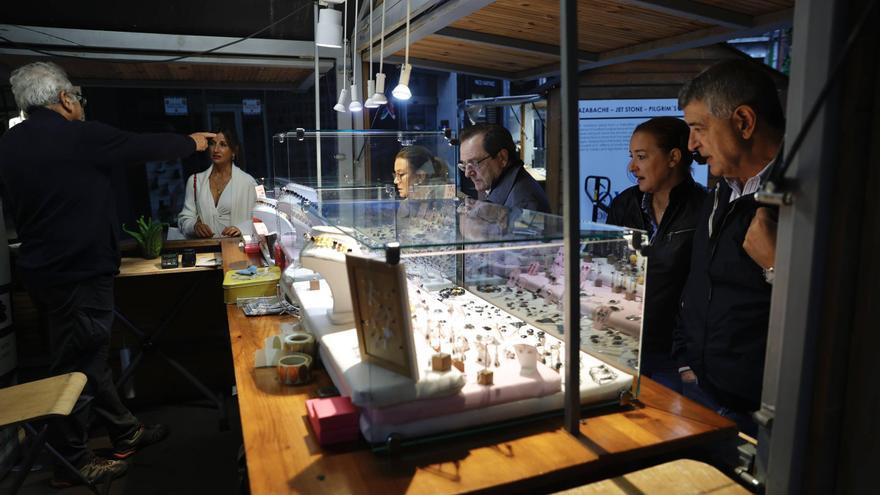 Éxito de ventas al cierre del reubicado Mercado del Azabache en Oviedo: &quot;Nos compraron de todo&quot;