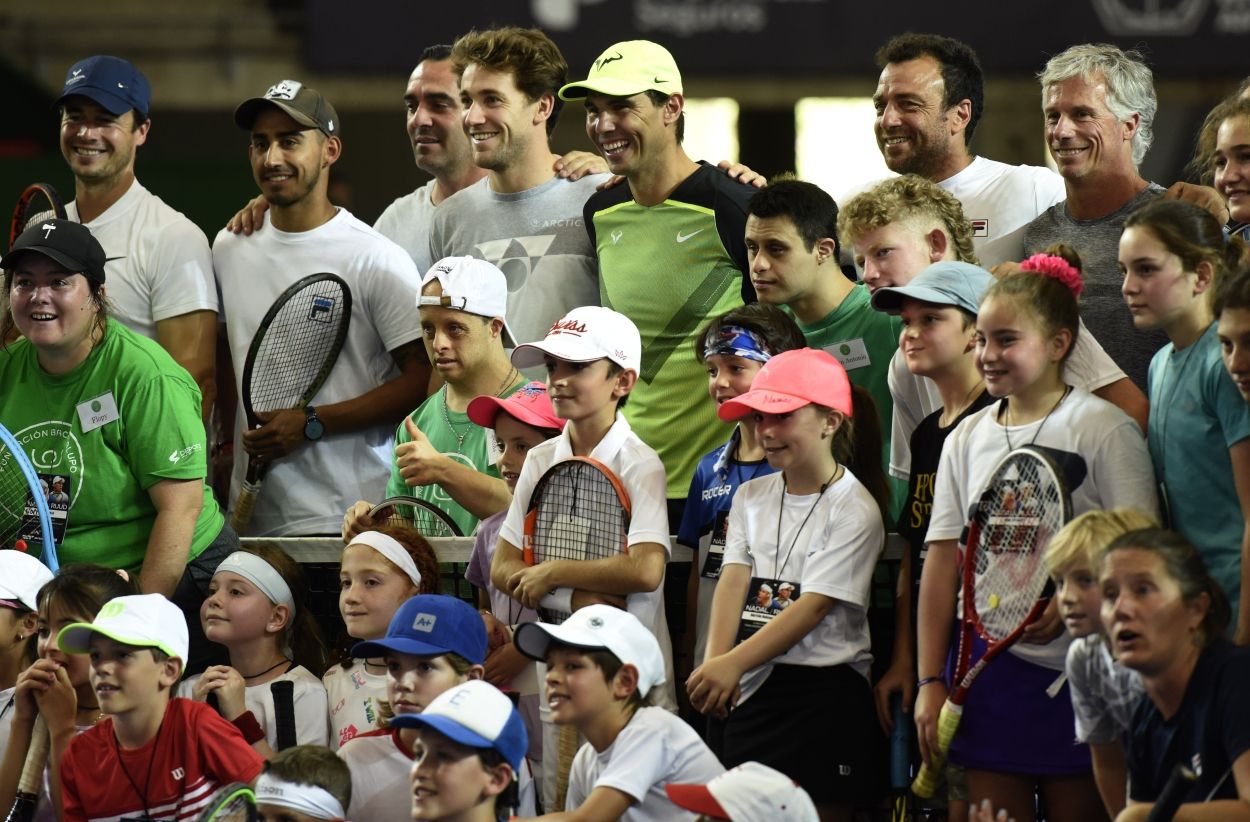 Nadal se divierte jugando al tenis junto a Sabatini en Argentina