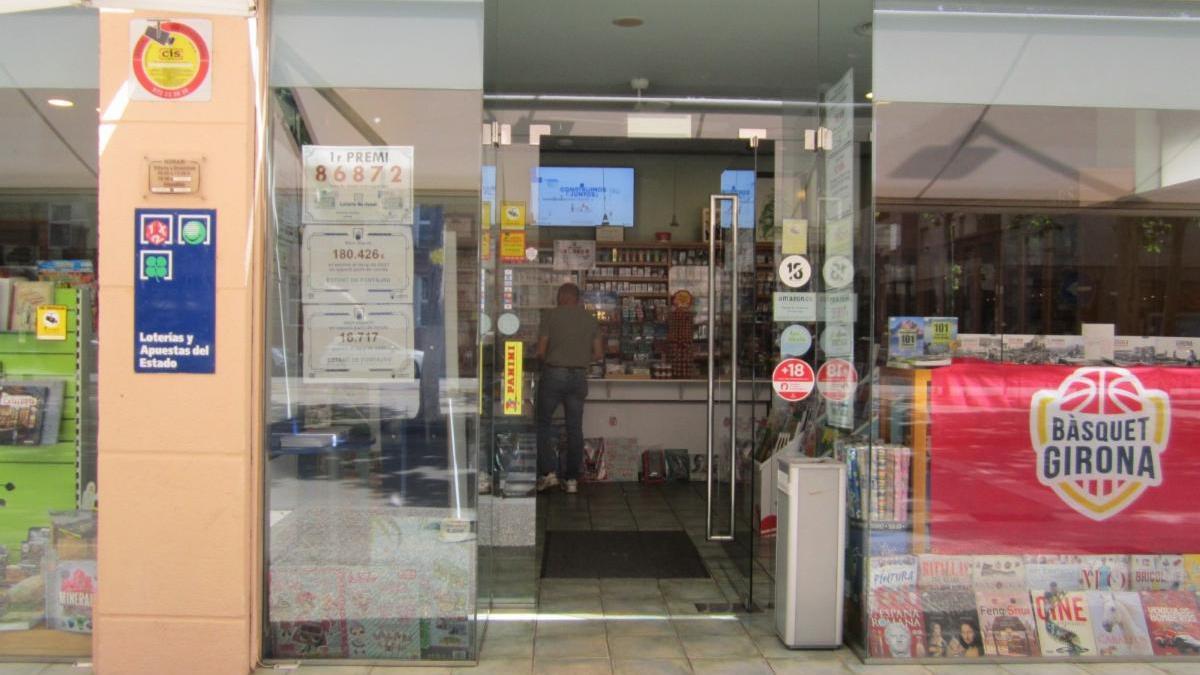 El punt de venda al barri de Fontajau de Girona on s'ha venut part del tercer premi de la Loteria de Nadal 2025.