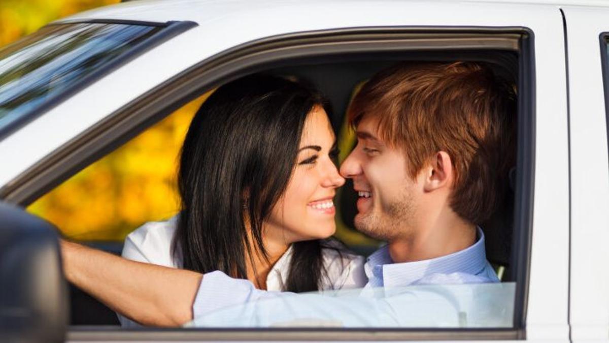 Una pareja en un coche.