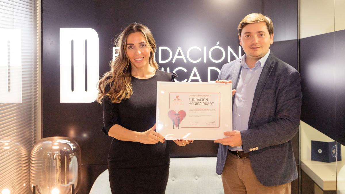 La CEO de Dormitienda, Mónica Duart, junto con Nacho Grande, director de Cáritas Valéncia.