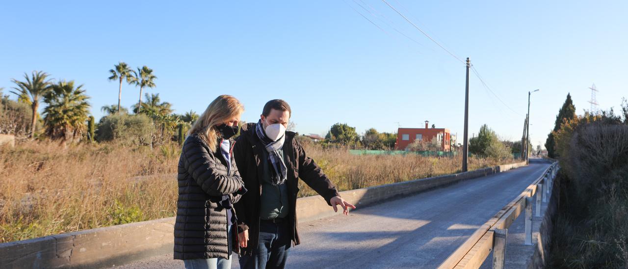 La alcaldesa de Castelló, Amparo Marco, junto al concejal de Obras, José Luis López, en el camí la Fileta.