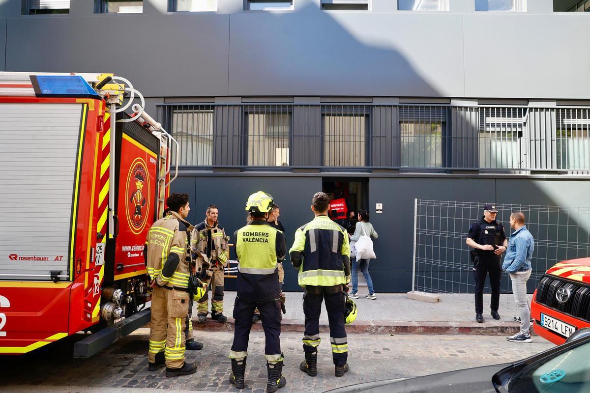 Bomberos en la puerta trasera de jefatura, durante la inspección por el conato de incendio.