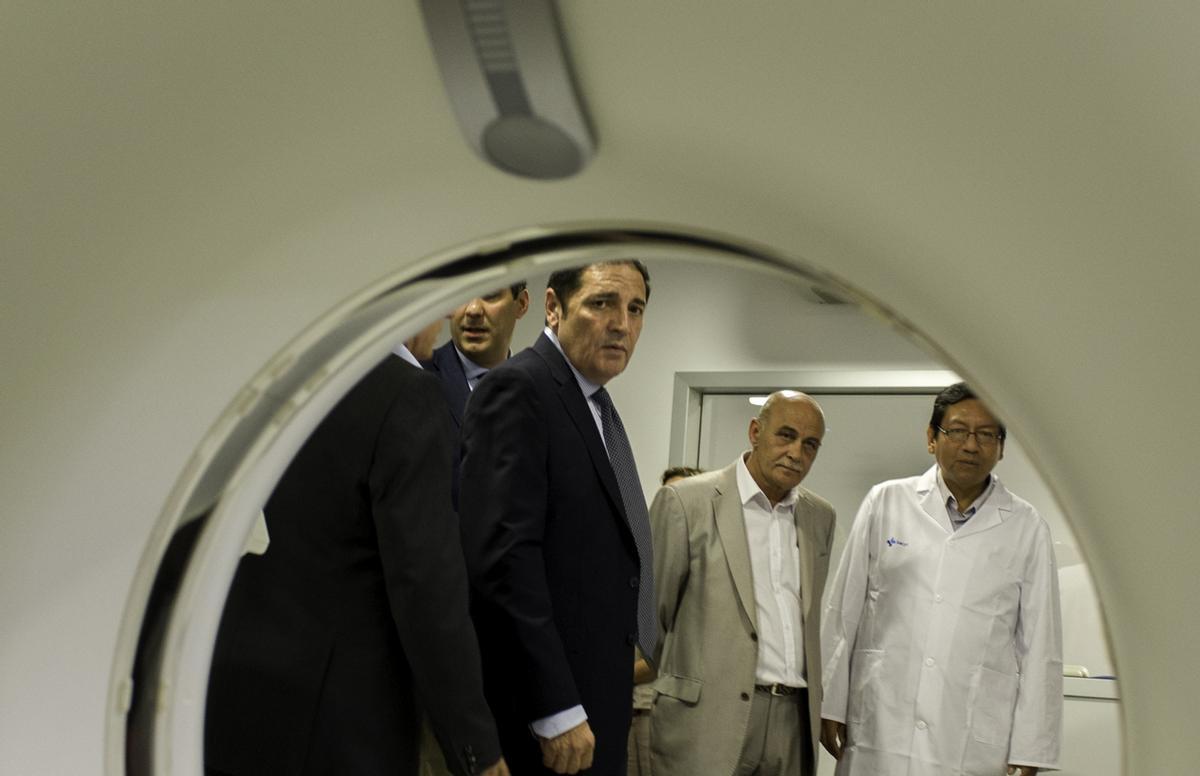 El exconsejero de Sanidad, José María Saez, en una visita al Hospital tras la reforma y a la sala de TAC.