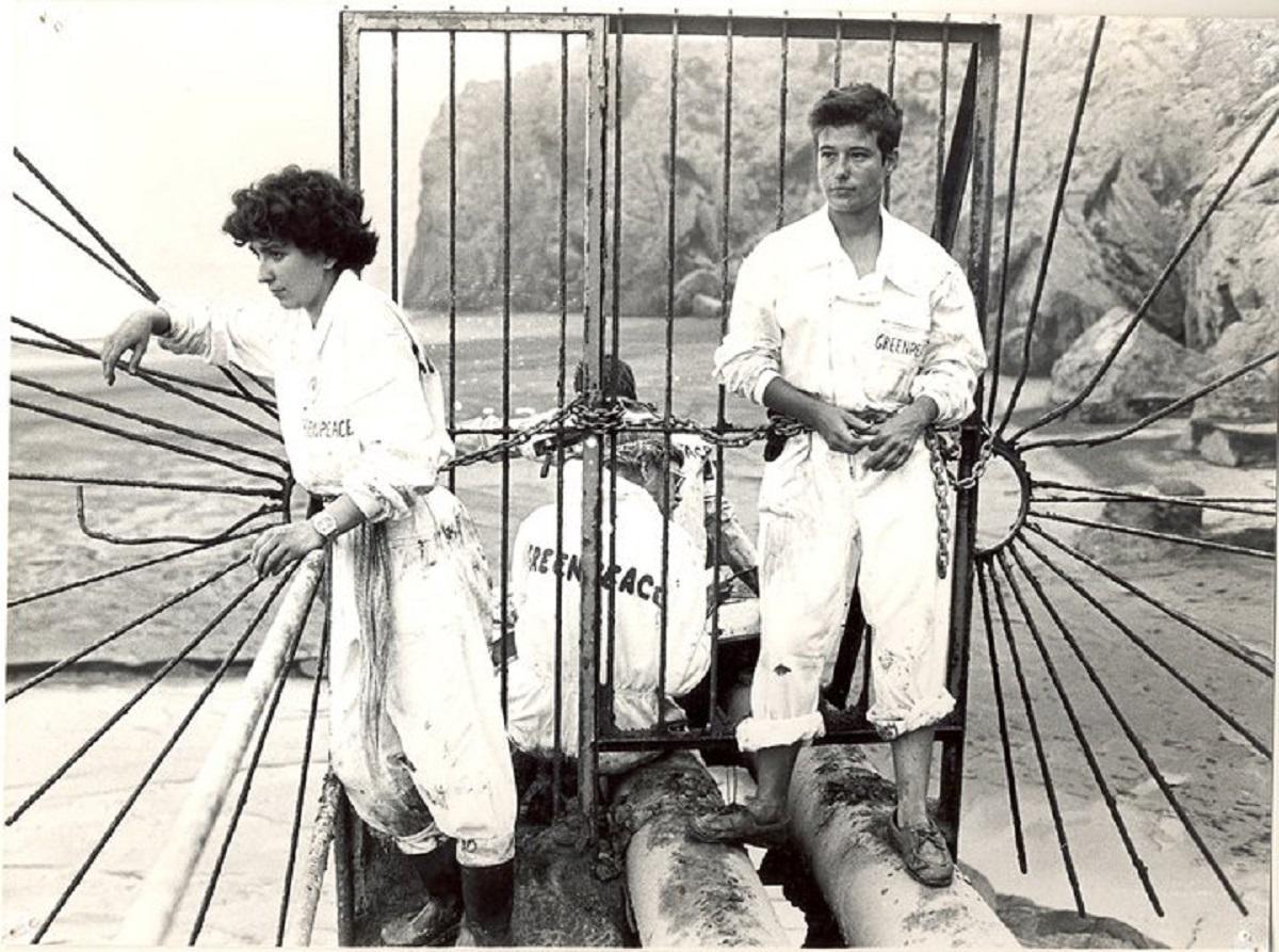 Zoa, a la izquierda, y Teresa, a la derecha, encadenadas a la verja que protegía la tubería