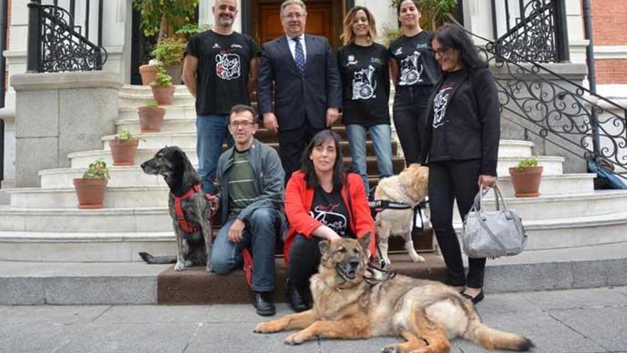 Zoido, con los representantes de la ONG.