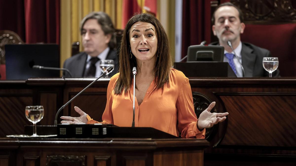 Wohnungsministerin Marta Vidal im Balearen-Parlament.