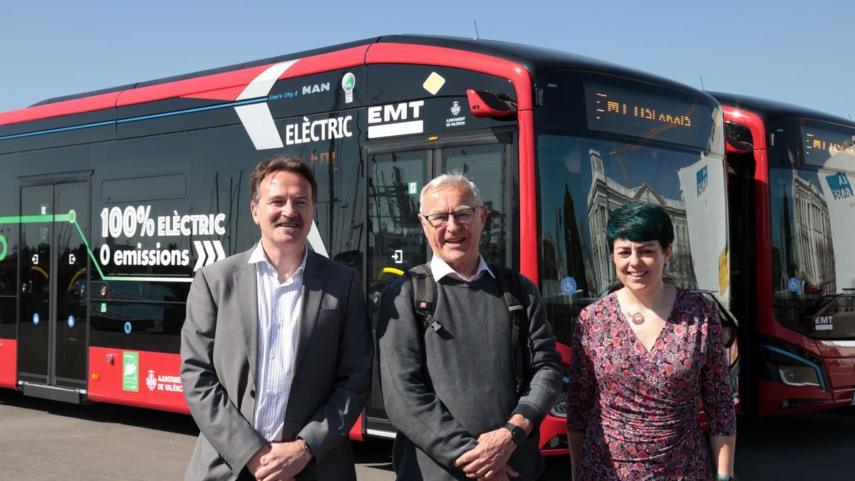 Joan Ribó, Giuseppe Grezzi (Movilidad Sostible), y la gerente de la EMT, Marta Serrano, en la presentación de los nuevos autobuses eléctricos.