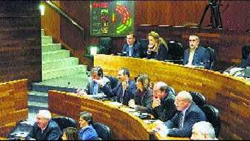 Diputados del PSOE y de IU, con el panel de votaciones  al fondo, en las  que el proyecto presupuestario  del Gobierno salió rechazado, al unir sus votos PP e IU.