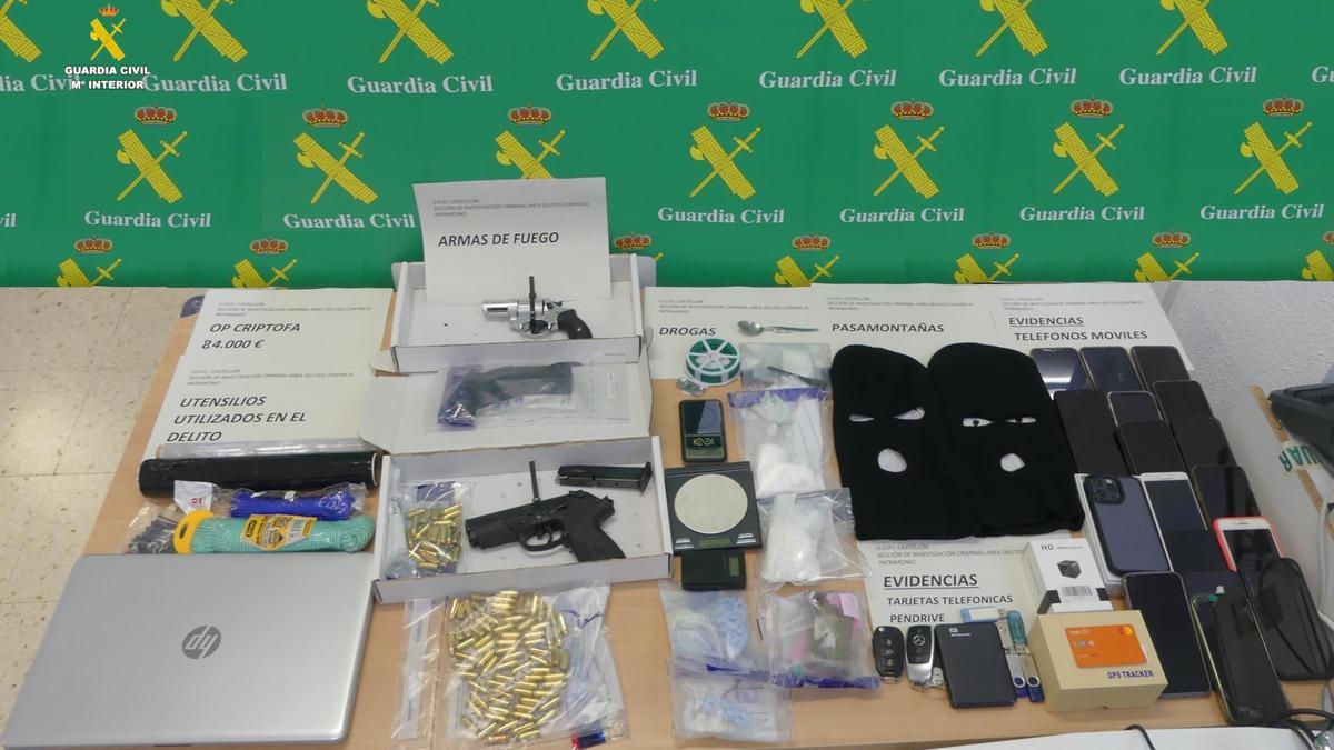Armas y dinero incautado a los ahora detenidos.