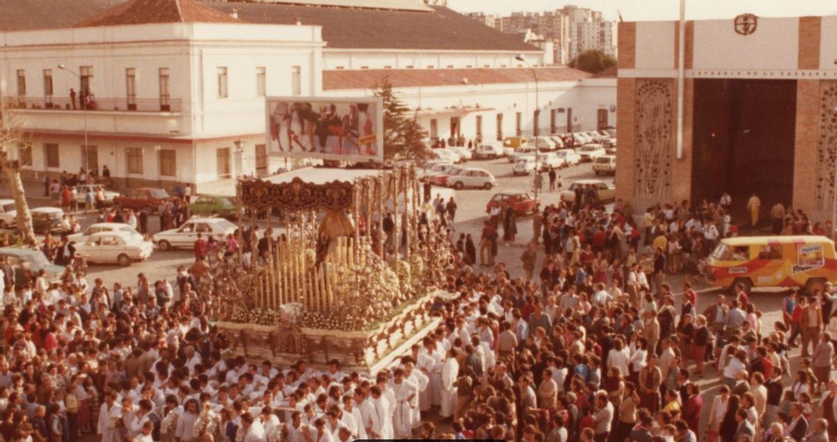 Histórica imagen de una salida de la Virgen de la Paz desde la Capilla de la Estación en Domingo de Ramos.
