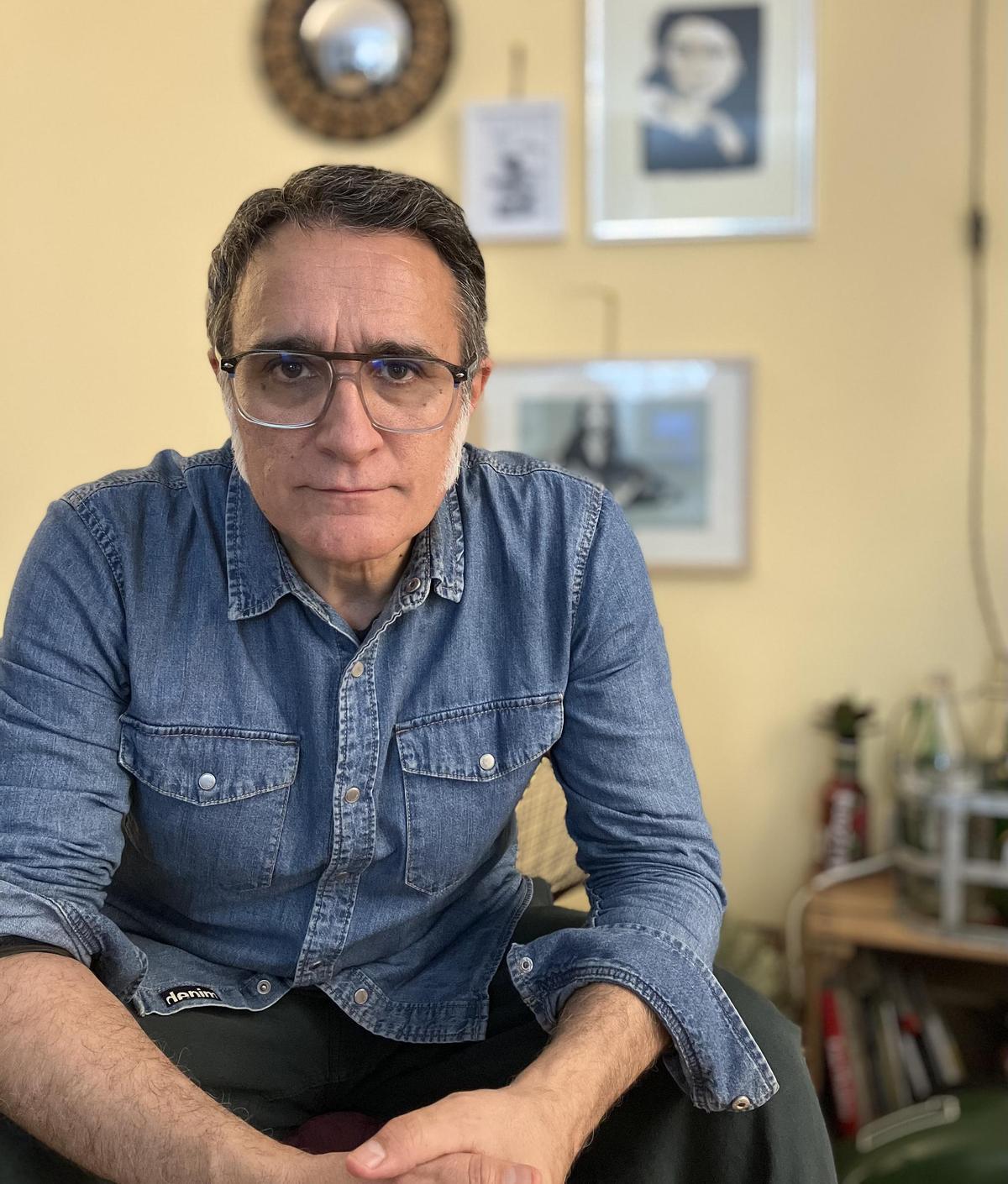 "Profesor(x)s. Un emoji" es el último libro de Santiago García Tirado