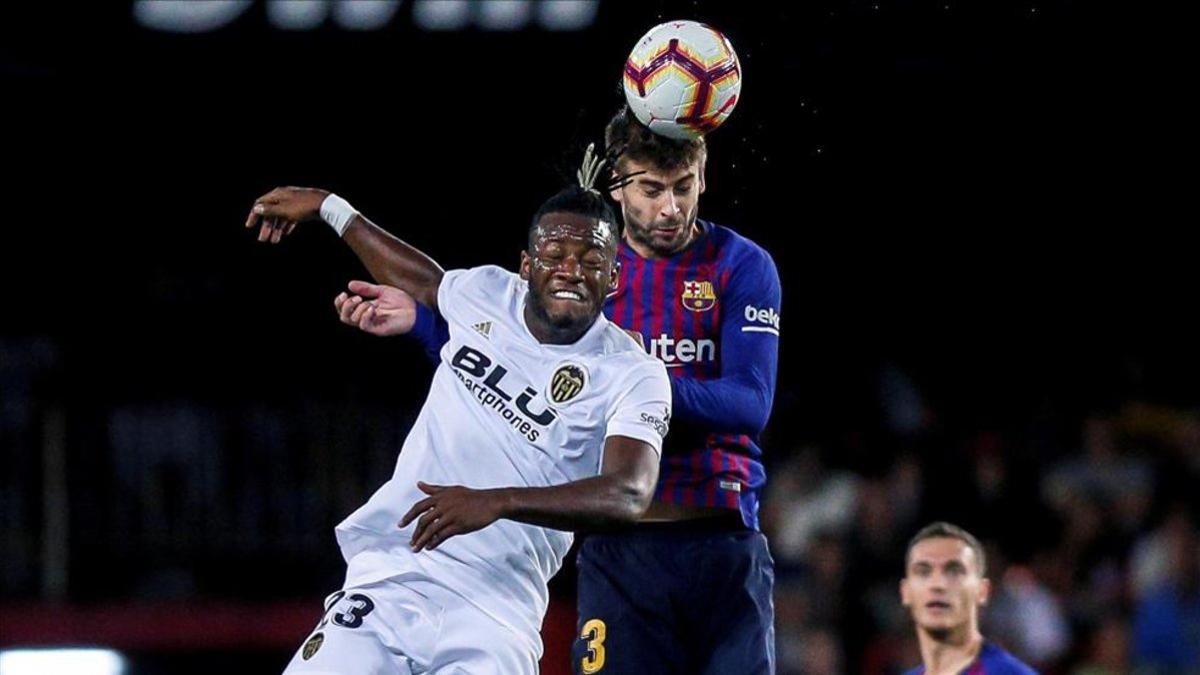 Batshuayi, en un duelo ante Piqué