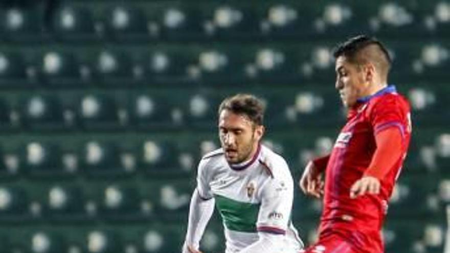 Eldin, ayer, en una jugada del partido que enfrentó a Elche y Numancia.