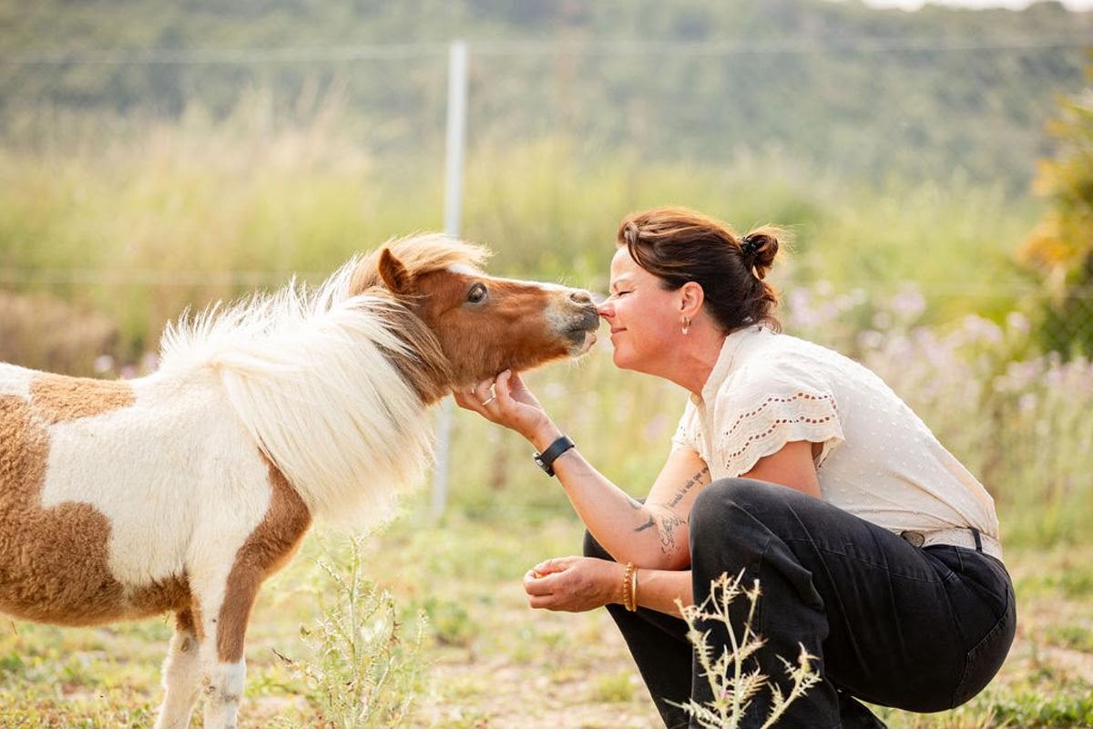 Liesbeth con el poni sustraído en la madrugada del lunes en Turís.