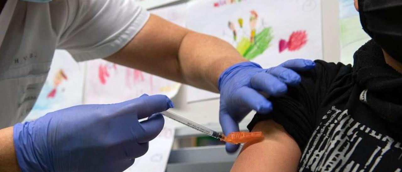 Un menor recibe un pinchazo de la vacuna contra el coronavirus.