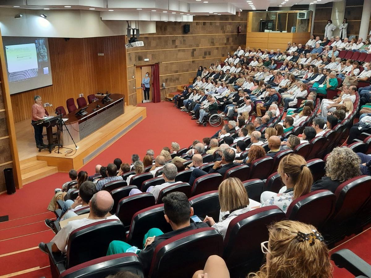 El salón de actos del Hospital de Alicante, este viernes, lleno de compañeros en la despedida de Ascensión Escribano
