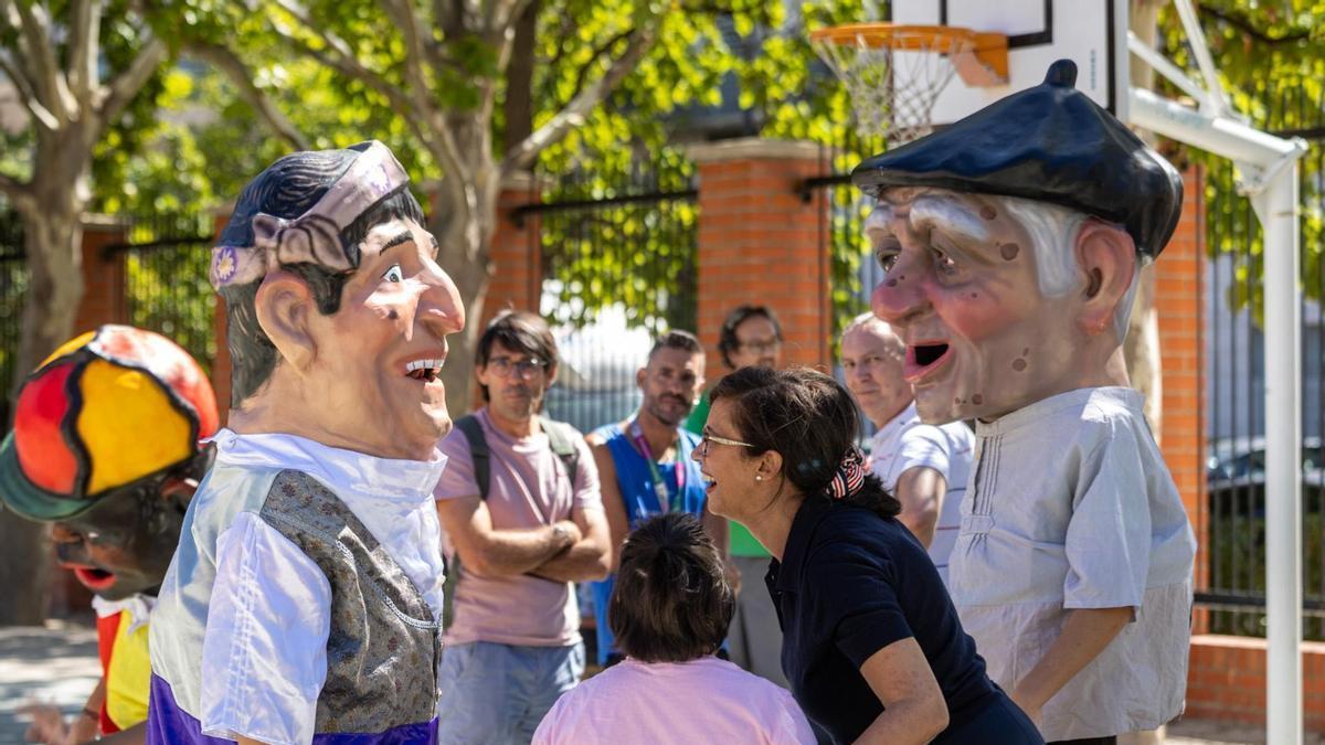 Los cabezudos protagonizaron la última fiesta de las colonias.
