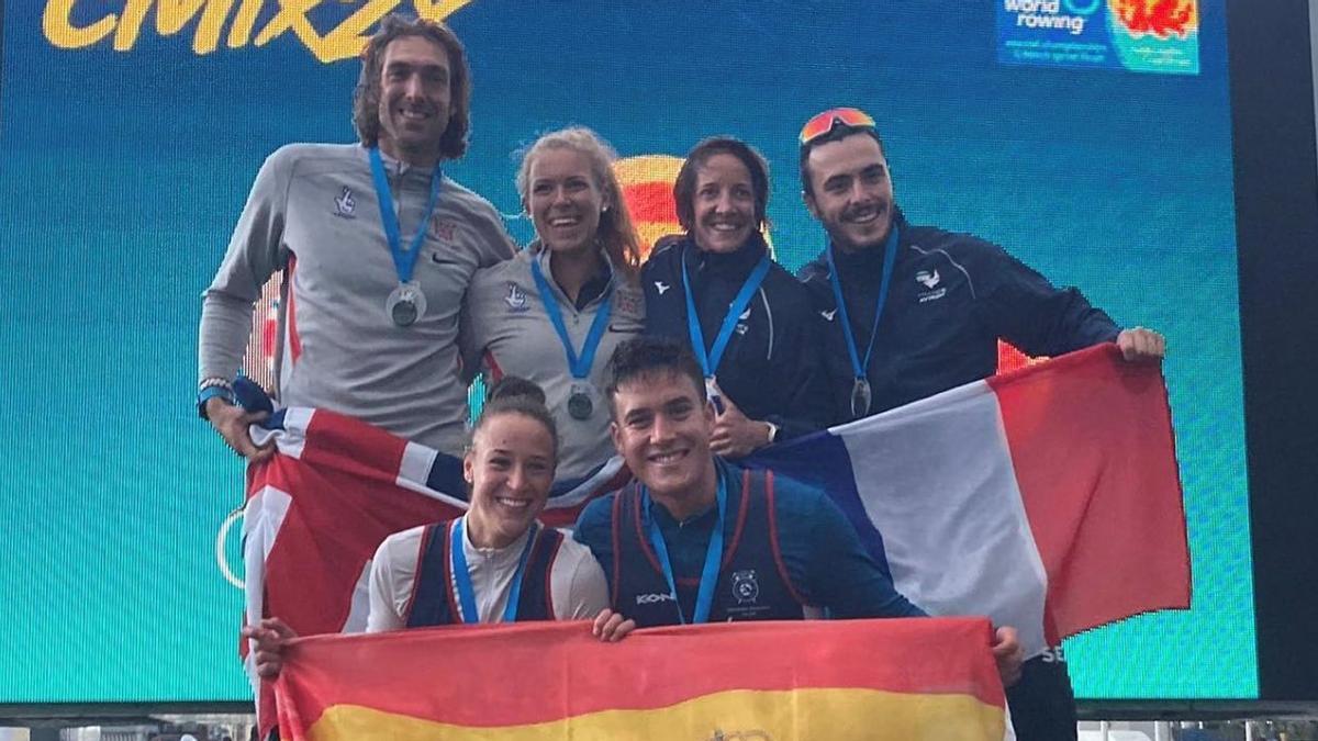 Esther Briz y Ander Martín, en primer plano, con una bandera de España.