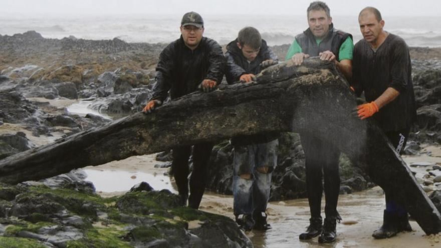 Luis Calheiros, Alexadre Sá, Emanuel Sá y João Sá, hallan piezas del navío en 2014. // Ana Paula Almeida