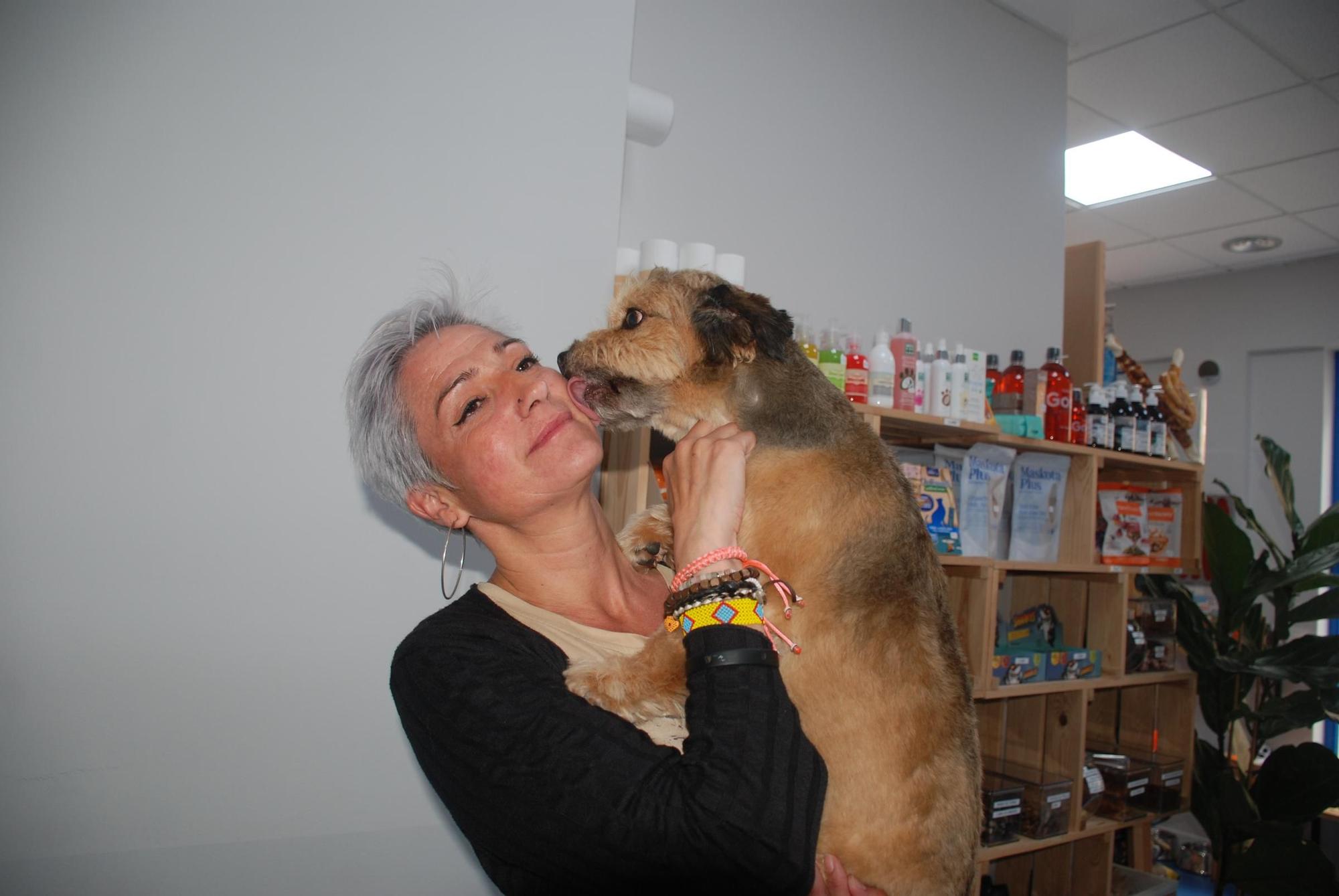 El reencuentro del perro que cayó al mar desde 30 metros con su dueña y el bombero que lo rescató