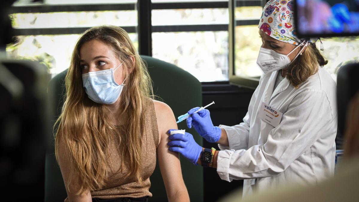 Estudiante Erasmus de la UV recibiendo la vacuna contra la Covid-19.