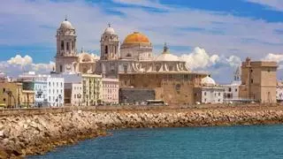 El paseo marítimo más bonito de España está en una ciudad trimilenaria frente al Atlántico: recuerda muchísimo al Malecón de La Habana