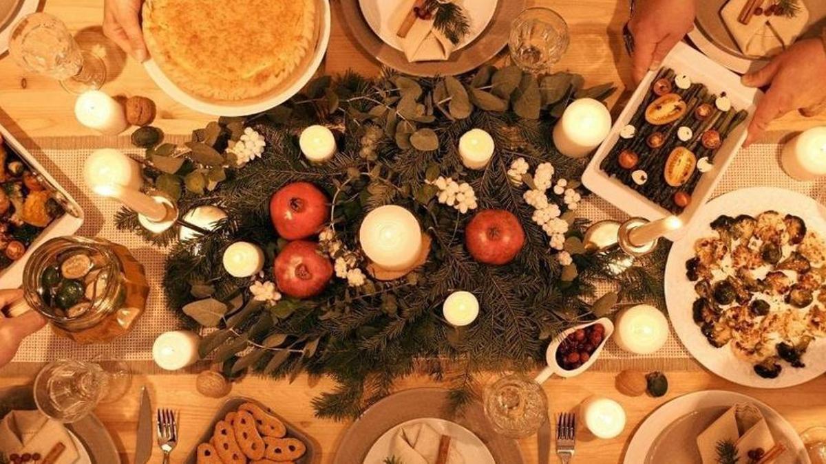 Una imagen de una cena navideña.