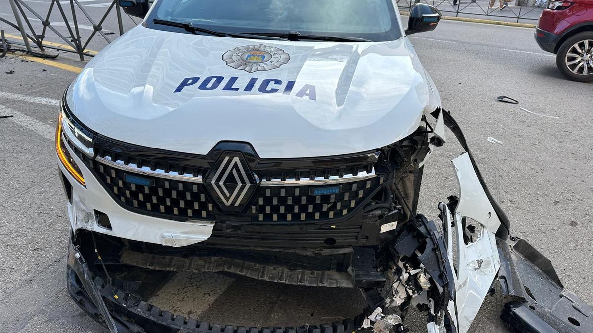 Imágenes del estado en el que ha quedado la valla en la que el coche de la Policía Local se ha estrellado al acudir a una emergencia
