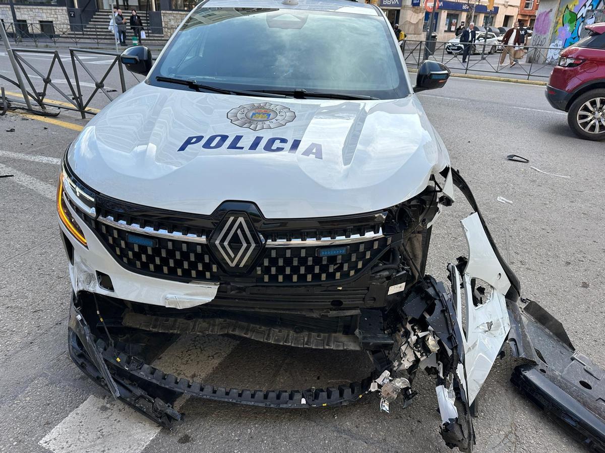 Imágenes del estado en el que ha quedado la valla en la que el coche de la Policía Local se ha estrellado al acudir a una emergencia