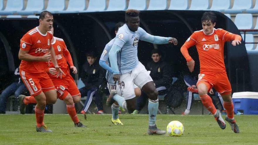 Apeh, del Celta B, marcó los dos goles que cerraron la victoria de ayer del Celta B ante el Oviedo B en el campo de Barreiro. // José Lores