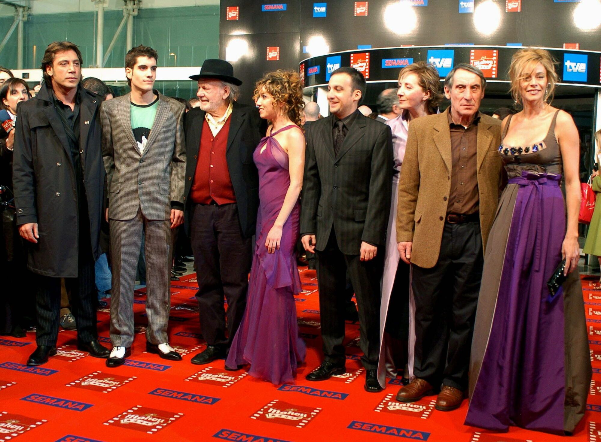 MD108 Madrid, 30/01/05.- Javier Bardem (i), Tamar Novas (2i), Lola Dueñas (5d), Alejadro Amenabar (4d), Mabel Rivera (3d), Celso Bugallo (2d) y Belen Rueda (d), a la entrada del Palacio de Congresos del Ayuntamiento de Madrid, donde se celebra la XIX edición de la entrega de los Premios Goya del cine español.- EFE/ VICTOR LERENA. CINE. PREMIOS GOYA